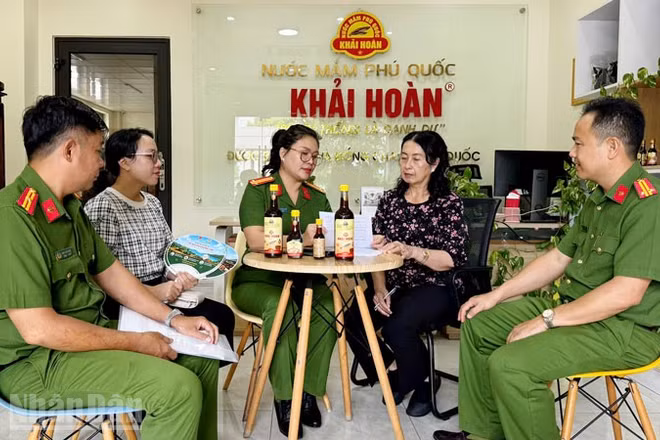 Doanh nghiệp ký cam kết thực hiện mô hình.