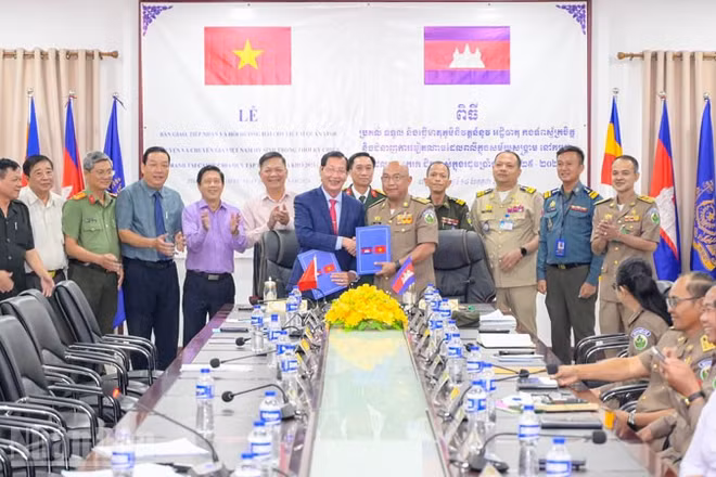 Ban Chuyên trách hai tỉnh ký kết biên bản bàn giao, tiếp nhận hài cốt liệt sĩ. (Ảnh: PHƯƠNG VŨ)