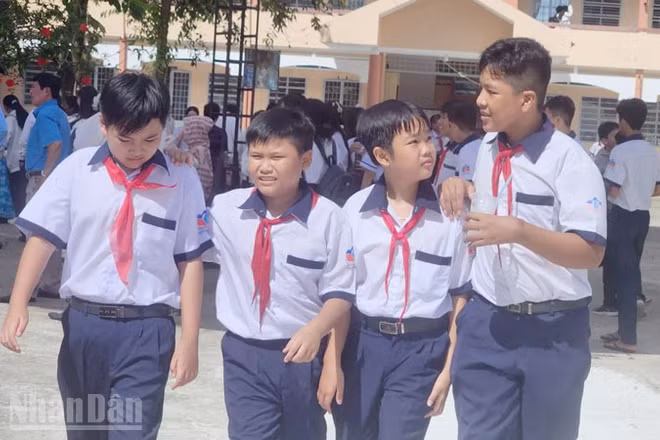 Học sinh Trường Trung học cơ sở Ngô Quyền, phường Rạch Giá, tỉnh An Giang trong ngày khai giảng năm học mới.