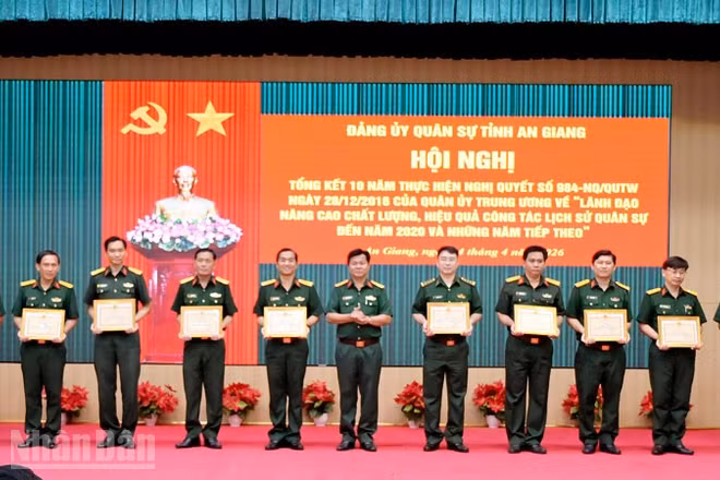 Đại tá Nguyễn Văn Hiền, Phó Chỉ huy trưởng kiêm Tham mưu trưởng Bộ Chỉ huy quân sự tỉnh An Giang trao thưởng cho các tập thể và cá nhân có thành tích tốt trong tổng kết 10 năm thực hiện Nghị quyết số 984-NQ/QUTW.