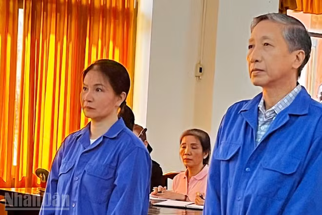 Bị cáo Lê Văn Mót và bị cáo Nguyễn Thị Hằng tại phiên tòa sơ thẩm sáng 21/4/2026.