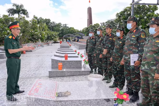 Lãnh đạo Bộ Chỉ huy quân sự tỉnh An Giang quán triệt tinh thần cho Đội lấy mẫu ADN hài cốt liệt sĩ tại Nghĩa trang Liệt sĩ Tri Tôn. (Ảnh: PHƯƠNG VŨ)