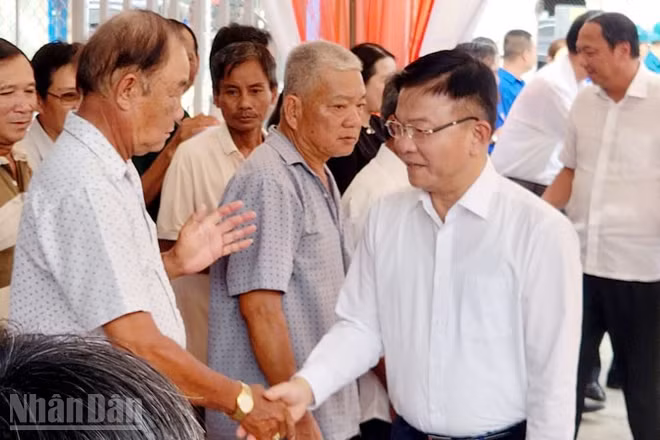 Phó Thủ tướng Chính phủ Lê Thành Long dự Ngày hội đại đoàn kết toàn dân tộc năm 2025 tại khu phố Minh Long, xã Châu Thành, tỉnh An Giang.