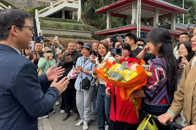 Các du khách quốc tế được tiếp đón nồng hậu tại khu vực Cửa khẩu quốc tế Hữu Nghị, tỉnh Lạng Sơn.