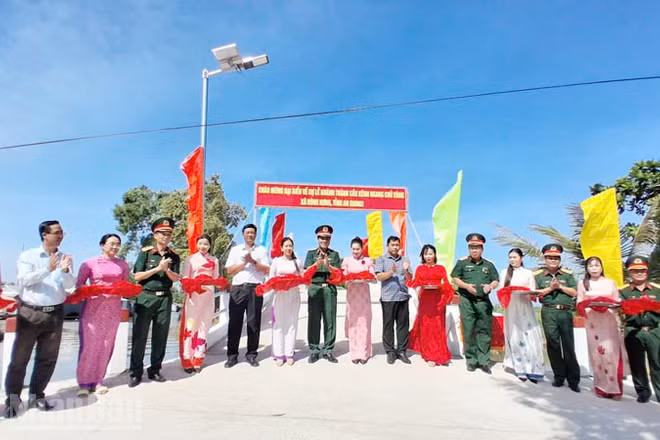 Đại biểu thực hiện nghi thức khánh thành cầu Kênh Ngang Chủ Vàng.