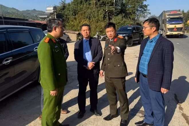 Lãnh đạo Ủy ban nhân dân tỉnh và Công an tỉnh Lạng Sơn kiểm tra hiện trường vụ tai nạn.