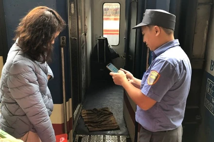 Kiểm tra vé hành khách đi tàu Tết tại ga Hà Nội