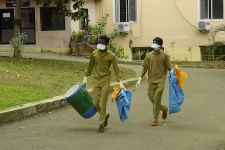 Các nhân viên y tế tại khu cách ly của Bệnh viện Đại học Y khoa Ernakulam ở Kochi, Ấn Độ, ngày 4/6/2019. (Ảnh minh họa: Xinhua)