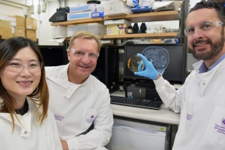 Nhóm nghiên cứu của Đại học Queensland cùng con chip mới phát triển. (Nguồn ảnh: Đại học Queensland)