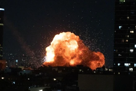 Một vụ nổ trong cuộc tấn công bằng tên lửa của Iran vaò trung tâm thành phố Tel Aviv, Israel, ngày 28/2/2026. (Ảnh: Xinhua)