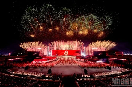 Dưới lá cờ vẻ vang của Đảng, toàn dân tộc Việt Nam đoàn kết, chung sức để thực hiện thành công Nghị quyết Đại hội XIV. (Ảnh: THÀNH ĐẠT)