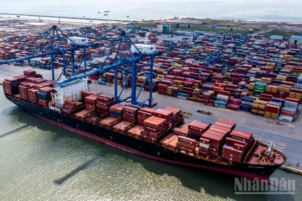 Tàu hàng bốc xếp hàng hóa tại cảng Hải Phòng. (Ảnh minh họa: THÀNH ĐẠT)