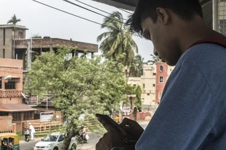 Người dân sử dụng điện thoại di động ở Kolkata, Ấn Độ. (Ảnh minh họa: Xinhua)