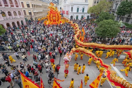 Biểu diễn múa rồng thu hút đông đảo người dân và du khách trên đường phố Ma Cao, Trung Quốc trong ngày đầu năm mới.
