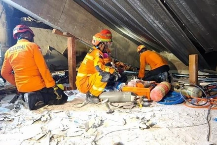 Lực lượng cứu hộ tìm kiếm nạn nhân tại hiện trường vụ sập trường học ở Đông Java, Indonesia ngày 2/10/2025. (Ảnh: THX/TTXVN)