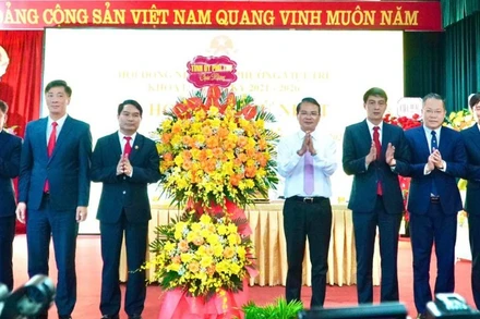 Bí thư Tỉnh ủy Phú Thọ Đặng Xuân Phong tặng hoa chúc mừng Hội đồng nhân dân phường Việt Trì. 
