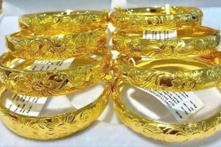 Vàng trang sức được bày bán tại một cửa hàng kinh doanh vàng. (Ảnh: TTXVN)