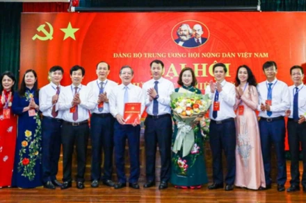 Đồng chí Ngô Văn Cương, Phó Bí thư Đảng ủy Mặt trận Tổ quốc, các đoàn thể Trung ương (thứ sáu từ phải sang) trao Quyết định về việc chỉ định đồng chí Lương Quốc Đoàn (thứ bảy từ phải sang) giữ chức Bí thư Đảng ủy Trung ương Hội Nông dân Việt Nam nhiệm kỳ 2025-2030. 