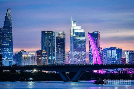 ADB nhận định, tăng trưởng xuất-nhập khẩu mạnh mẽ cùng với sự gia tăng mạnh mẽ trong giải ngân vốn đầu tư nước ngoài đã thúc đẩy tăng trưởng kinh tế Việt Nam trong nửa đầu năm 2025. (Ảnh minh họa: THÀNH ĐẠT)