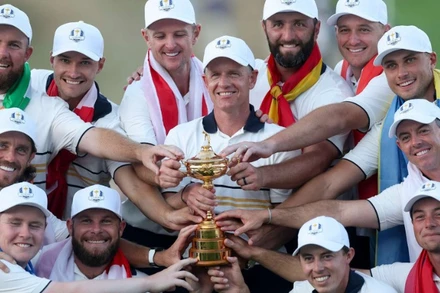 Các tay vợt đội châu Âu ăn mừng cùng đội trưởng Luke Donald. (Ảnh: Ryder Cup)