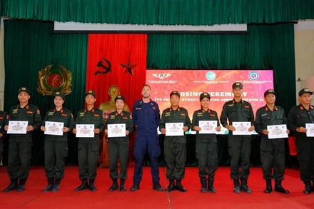 Các học viên được trao chứng chỉ từ Trung tâm CoESPU. (Ảnh: VNFPU1)