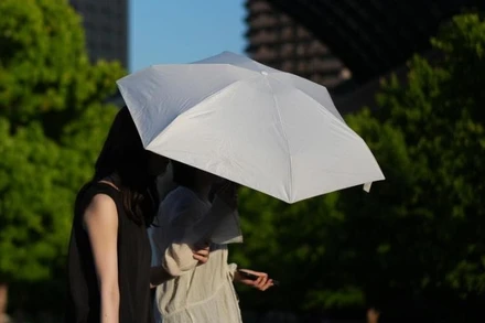 Người dân che ô đi bộ trên phố ở Tokyo, Nhật Bản, ngày 18/6/2025. (Ảnh minh họa: Xinhua)