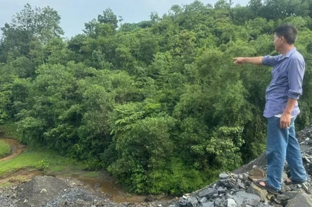 Nguồn dẫn nước về thôn Minh Thượng, xã Bắc Quang chảy qua khu vực đổ thải dự án cao tốc Tuyên Quang-Hà Giang.