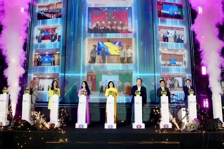 Các đại biểu thực hiện nghi thức khai mạc Ngày mua sắm trực tuyến Việt Nam - Online Friday 2025.