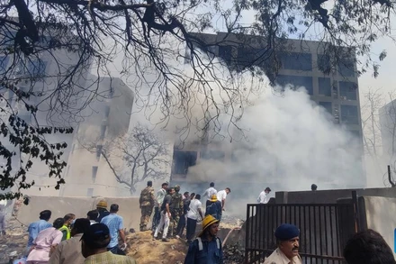 Hiện trường vụ tai nạn máy bay ở Ahmedabad, bang Gujarat, Ấn Độ, ngày 12/6/2025. (Ảnh: Xinhua)