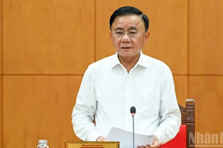 Thường trực Ban Bí thư Trần Cẩm Tú ký ban hành Kết luận số 202-KL/TW. (Ảnh: DUY LINH)