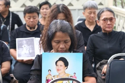 Người dân Thái Lan tưởng niệm Hoàng Thái hậu Sirikit tại Bệnh viện tưởng niệm Nhà vua Chulalongkorn ở Bangkok, Thái Lan, ngày 26/10/2025. (Ảnh: Xinhua)