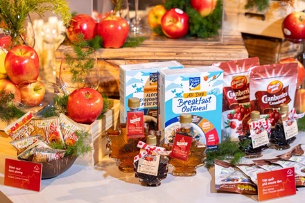 Các sản phẩm đặc trưng của Canada được giới thiệu tại sự kiện. (Ảnh: Đại sứ quán Canada tại Việt Nam)