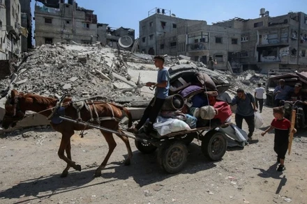 Người dân sơ tán tránh xung đột tại Gaza. (Ảnh: THX/TTXVN)