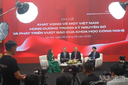 Không khí sôi nổi tại Tọa đàm “Khát vọng về một Việt Nam hùng cường trong kỷ nguyên số và phát triển vượt bậc của khoa học công nghệ”.