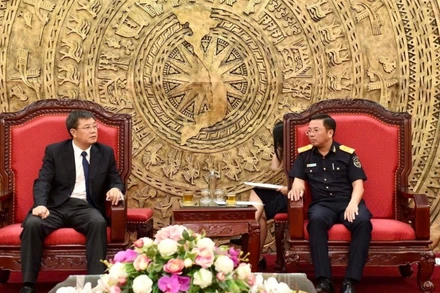 Phó Cục trưởng Cục Hải quan Việt Nam Trần Đức Hùng (phải) tiếp xã giao ông Lâm Kiến Điền, Cục trưởng Cục Quản lý doanh nghiệp và Kiểm tra sau thông quan, trưởng đoàn đại biểu hải quan Trung Quốc. (Ảnh: Hải quan Việt Nam)