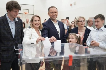 Ông Karol Nawrocki (giữa) bỏ phiếu bầu Tổng thống vòng 2 tại điểm bầu cử ở Warszawa, Ba Lan, ngày 1/6/2025. (Ảnh: Xinhua)