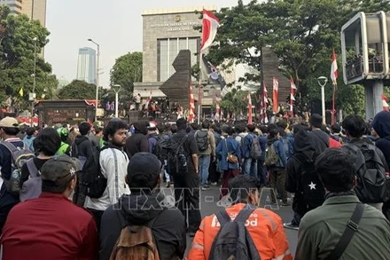 Hàng trăm người biểu tình tại Trụ sở Cảnh sát Thủ đô Jakarta (Polda Metro Jaya). (Ảnh: TTXVN)