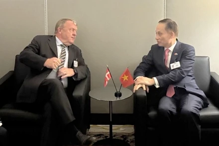 Quyền Bộ trưởng Lê Hoài Trung gặp Bộ trưởng Ngoại giao Đan Mạch. (Ảnh: Bộ Ngoại giao)