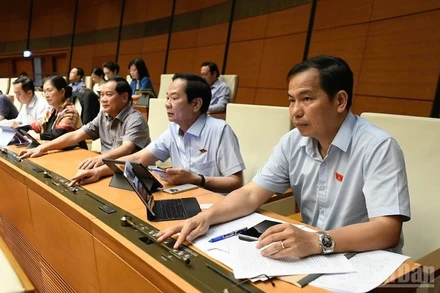 Đại biểu Quốc hội bấm nút thông qua Nghị quyết về cơ chế đặc biệt xử lý khó khăn, vướng mắc do quy định của pháp luật. (Ảnh: DUY LINH)