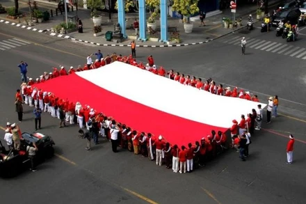 Quốc kỳ Indonesia trong lễ kỷ niệm lần thứ 80 Quốc khánh Indonesia tại Surakarta, Trung Java, Indonesia, ngày 17/8/2025. (Ảnh: Xinhua)