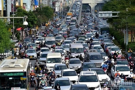 Xe cộ lưu thông trên trục đường Trường Chinh-Ngã Tư Sở (Hà Nội). (Ảnh minh họa: THÀNH ĐẠT)