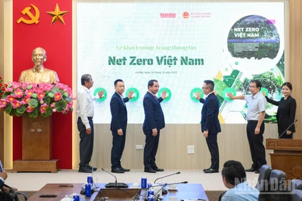 Các đồng chí lãnh đạo cùng các đại biểu thực hiện nghi thức khai trương trang thông tin Net Zero Việt Nam.