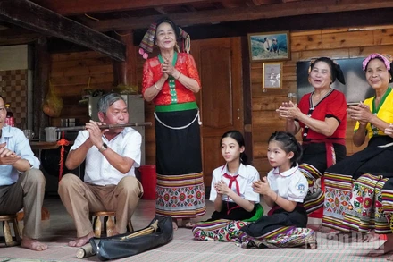 Nghệ nhân truyền dạy các làn điệu dân tộc cho thế hệ trẻ. (Ảnh: nhandan.vn)