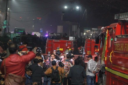 Hiện trường vụ nổ xe gần Pháo đài đỏ ở New Delhi, Ấn Độ, ngày 10/11/2025. (Ảnh: Xinhua)