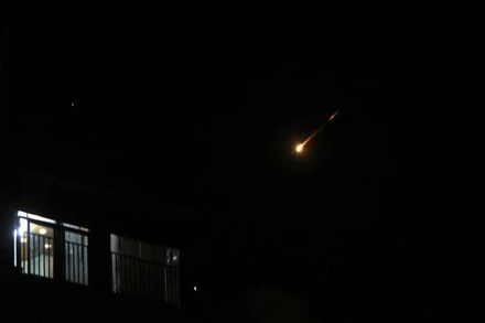 Vệt tên lửa trên bầu trời thành phố Hebron ở phía nam Bờ Tây trong cuộc tấn công bằng tên lửa của Iran nhằm vào Israel, ngày 13/6/2025. (Ảnh: THX)