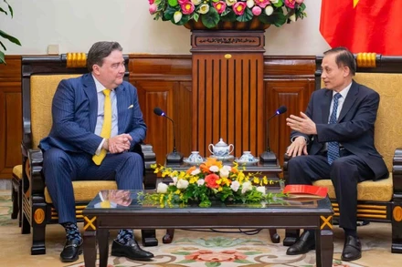 Quyền Bộ trưởng Ngoại giao Lê Hoài Trung tiếp Đại sứ Hoa Kỳ Marc Knapper. (Ảnh: Báo Thế giới và Việt Nam)