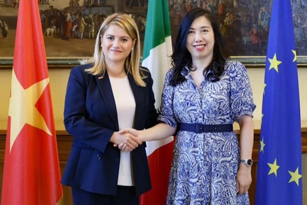 Thứ trưởng Ngoại giao Lê Thị Thu Hằng và Thứ trưởng Ngoại giao và Hợp tác quốc tế Italia Maria Tripodi. (Ảnh: Bộ Ngoại giao)