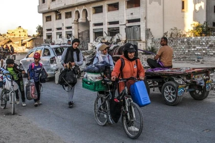 Người dân sơ tán tránh chiến sự tại Dải Gaza. (Ảnh: Xinhua)