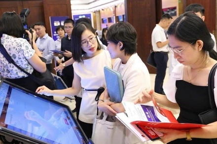 Đại biểu tại một diễn đàn trải nghiệm về chuyển đổi số. (Ảnh: TTXVN phát)