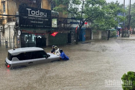 Nhiều tuyến phố ở Hà Nội ngập sâu. (Ảnh: THÀNH ĐẠT)